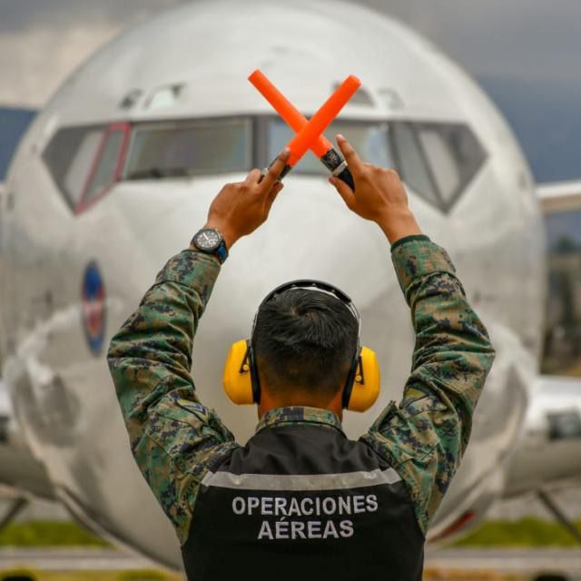 FuerzaAereaEc's tweet photo. La Fuerza Aérea Ecuatoriana a través del Ala de Transportes Nro. 11, desarrolla los cursos de Auxiliar de Vuelo, Supervisor de Vuelo y TOV (Técnico de Operaciones de Vuelo) en el equipo Boeing 737-200 y 737-500, dirigidos al personal de aerotécnicos que fortalecerá sus competencias para las operaciones en estos equipos.

Durante esta formación, los participantes perfeccionan conocimientos en seguridad operacional dentro de cabina, planificación de vuelo, análisis meteorológico, cálculo de peso y balance, distribución de carga y gestión de combustible, capacidades esenciales para el desarrollo seguro y eficiente de cada misión aérea.

Con preparación constante, el aviador militar reafirma su compromiso con la excelencia operativa y la seguridad de las operaciones aéreas en beneficio del país.
