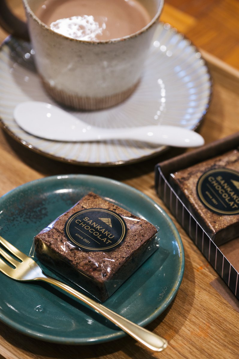sansanchocolat's tweet photo. ハッピーホワイトデー✨
店内の厨房では、今日もひとつひとつ
丁寧にショコラを仕上げています🥣🤎
気温や湿度に合わせて練り上げる生チョコは、
驚くほどなめらかな口どけ。
お気に入りの器とコーヒーを用意して、
ホッと一息つく時間を過ごしませんか？
スタッフ一同、笑顔でお待ちしております😊 https://t.co/QZhD0GhYAD