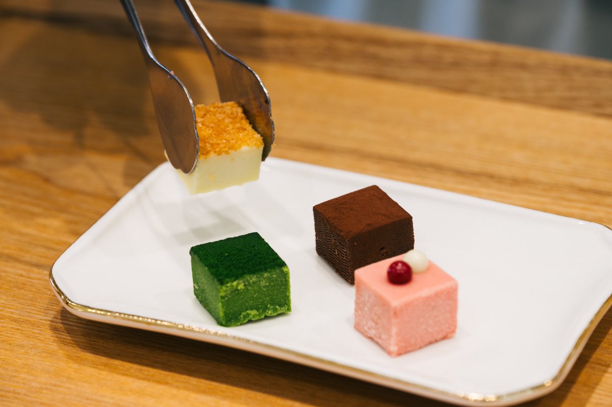 sansanchocolat's tweet photo. ハッピーホワイトデー✨
店内の厨房では、今日もひとつひとつ
丁寧にショコラを仕上げています🥣🤎
気温や湿度に合わせて練り上げる生チョコは、
驚くほどなめらかな口どけ。
お気に入りの器とコーヒーを用意して、
ホッと一息つく時間を過ごしませんか？
スタッフ一同、笑顔でお待ちしております😊 https://t.co/QZhD0GhYAD