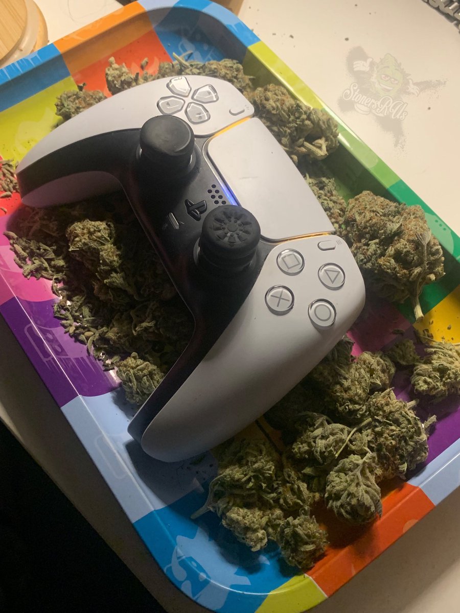 Smoking weed and playing video games 🎮💨