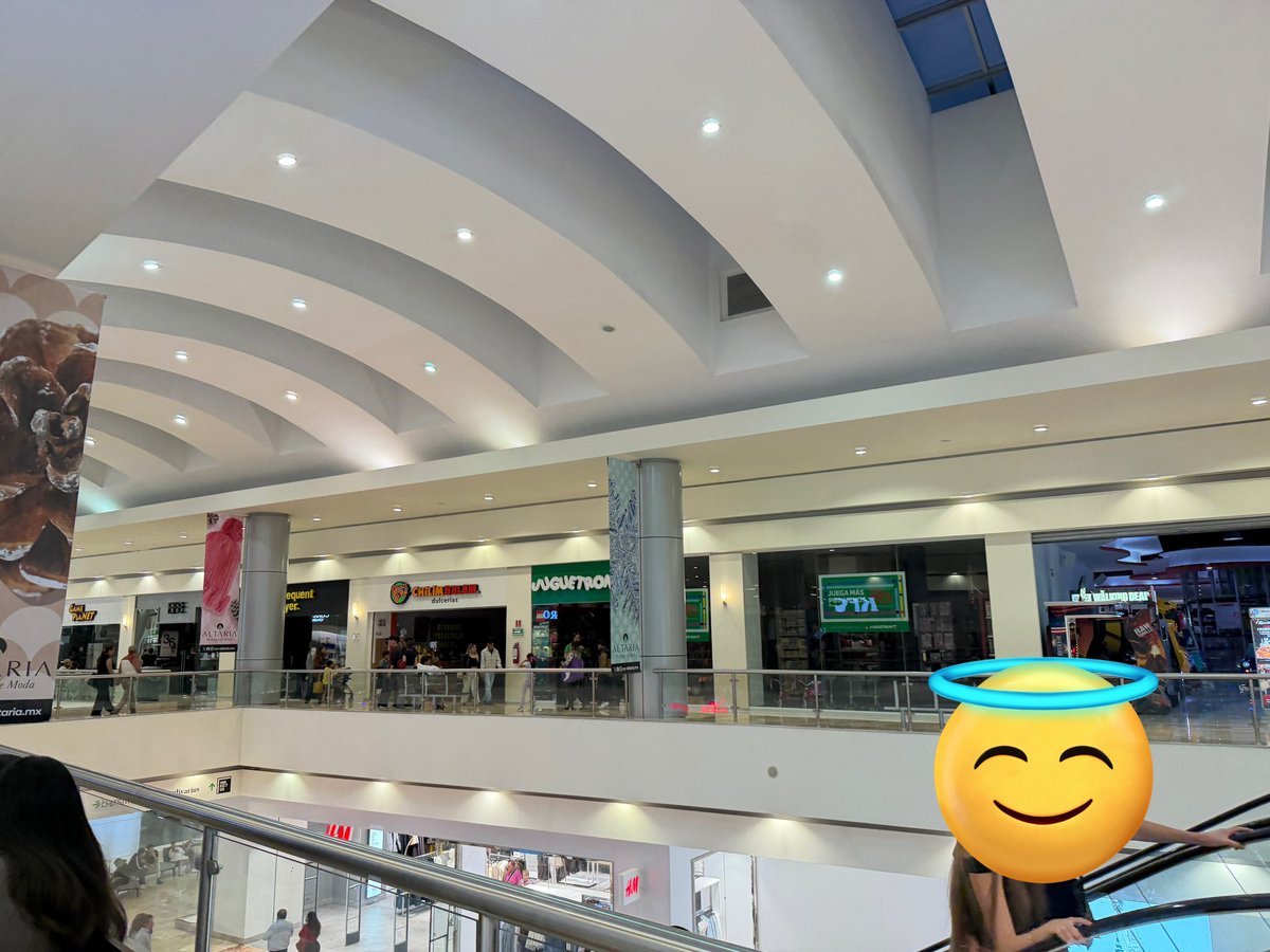 lorddashwood's tweet photo. Hay unos pedillos eléctricos en el Centro Comercial Altaria, en Aguascalientes. El lado norte (Liverpool) y la mayoría del lado este (lado de Cinépolis) no tienen electricidad. Guardias piden a locatarios levantar reporte con @CFEmx 👀. https://t.co/EMDs94AyLi