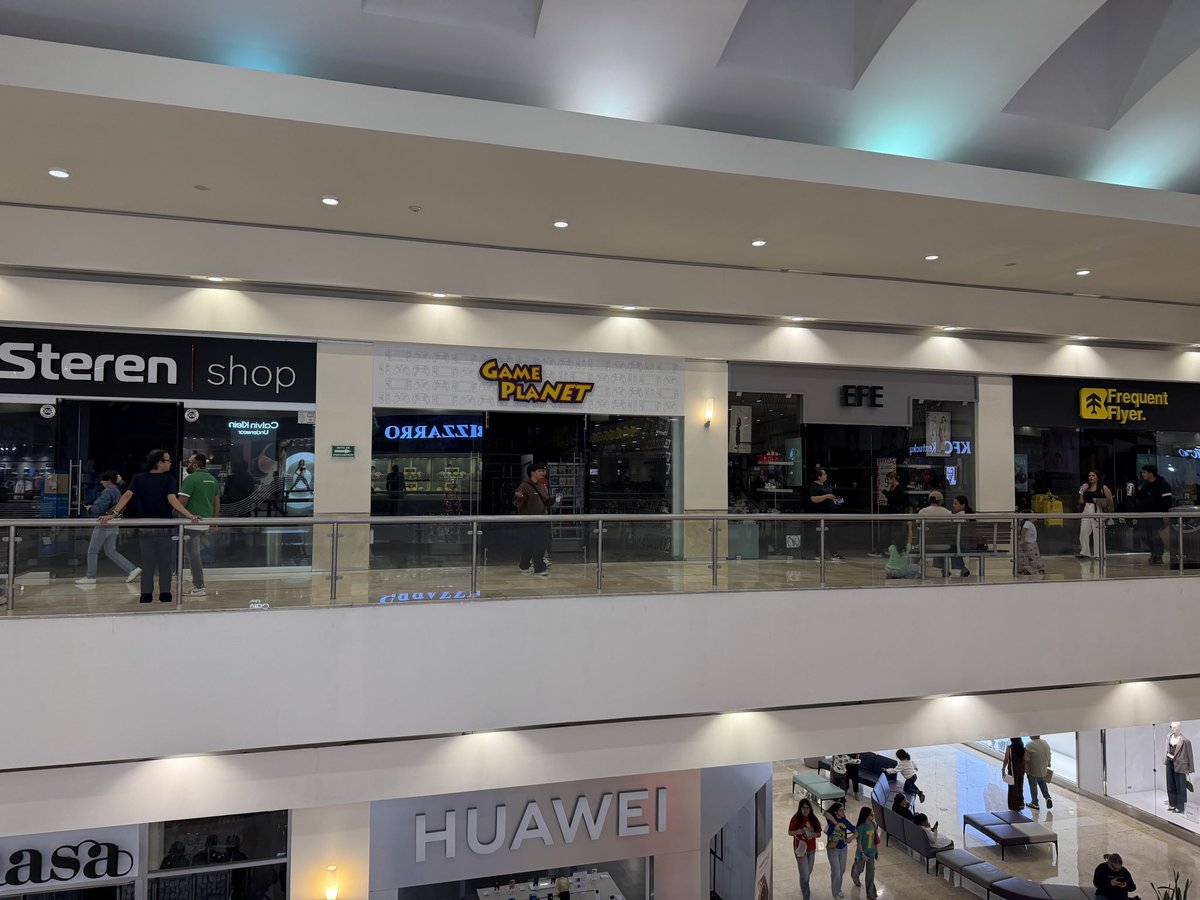 lorddashwood's tweet photo. Hay unos pedillos eléctricos en el Centro Comercial Altaria, en Aguascalientes. El lado norte (Liverpool) y la mayoría del lado este (lado de Cinépolis) no tienen electricidad. Guardias piden a locatarios levantar reporte con @CFEmx 👀. https://t.co/EMDs94AyLi