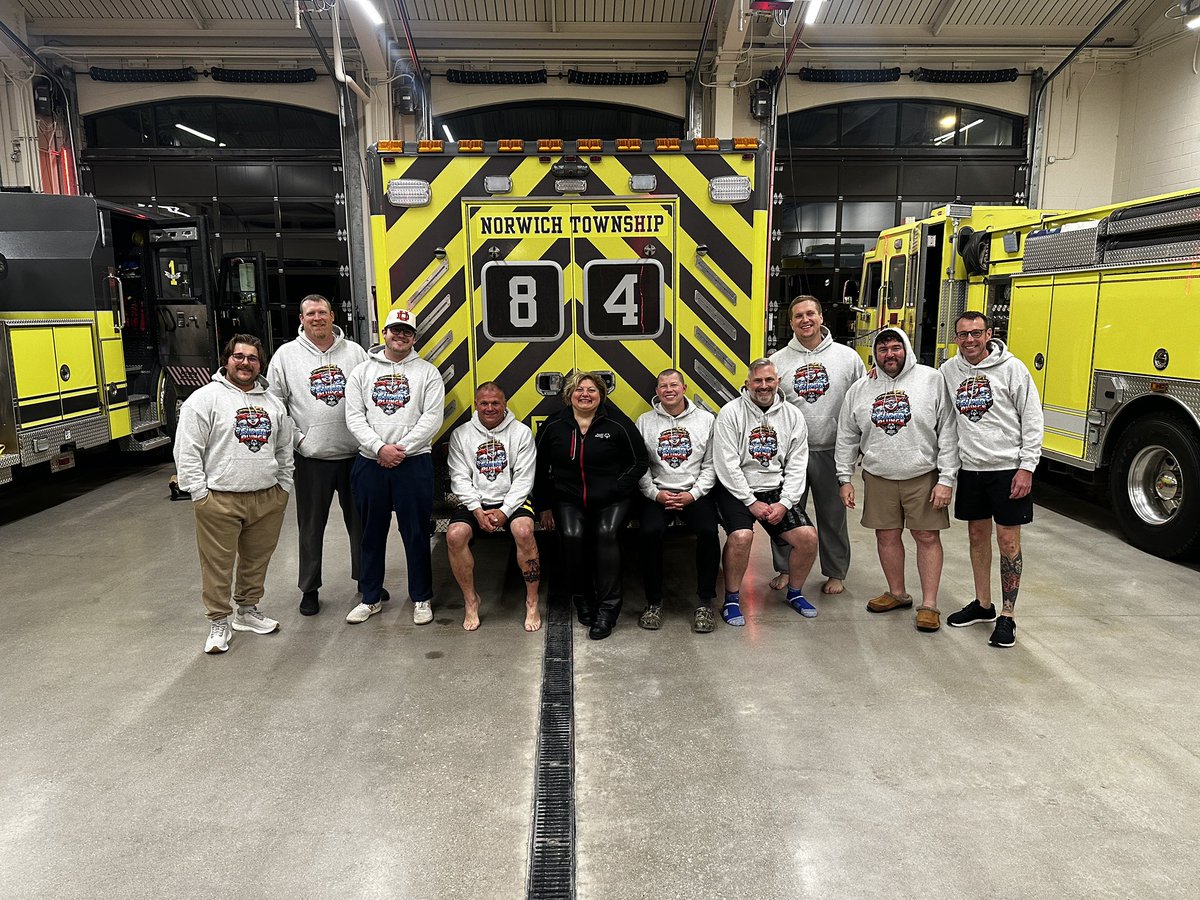 Angela_LC's tweet photo. Cheers to the #SpecialOlympicsOhio #LawEnforcement Polar Plungers and their 24-hour domination of the Plungster!!! There’s plenty of time to donate and help them reach their Goal! https://t.co/9rcsL9npzb
#SSOH https://t.co/MpDzveqocv
