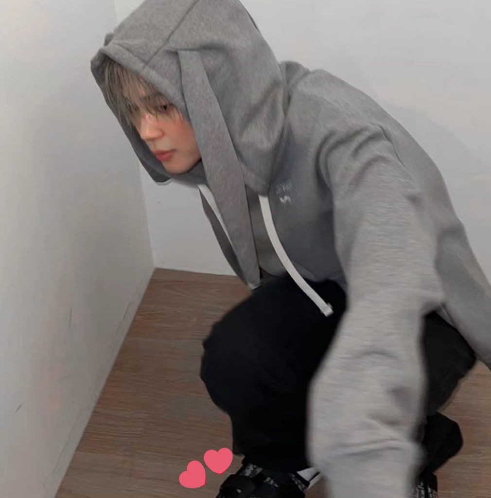 😱🔥 Las sandalias Dior Alpha Oblique Jacquard que Jimin lució en su última publicación de Instagram se han agotado oficialmente, después de que los fans descubrieran cuál era la marca y el modelo que Jimin llevaba puesto en su última publicación de Instagram.

Jimin literalmente