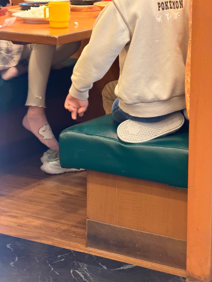 4p_n6's tweet photo. スマホに夢中で子供の事に興味がない親たち…
家でやったら怒るクセに… https://t.co/qVUX0pxvOw