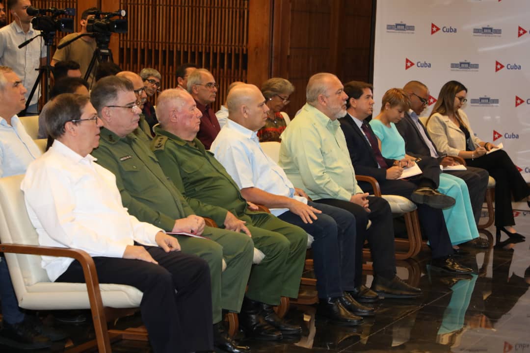 #CubaEstáFirme 
Tenemos confianza en la dirección de la Revolución y nuestro Partido, la Patria no está en venta. Los principios no se negocian.