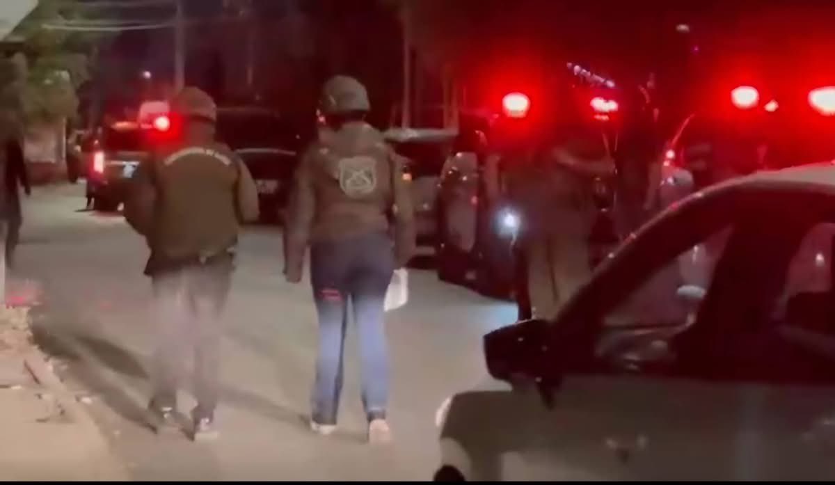 14/3/2026 #URGENTE |🚨Hombre de 26 años fallece tras procedimiento de Carabineros en San Bernardo (calle Paso Drake con Santa Carolina).

Según autoridad policial: huida tras fiscalización vehicular → funcionario usa arma de servicio.

Vecinos: víctima se asustó por seguimiento