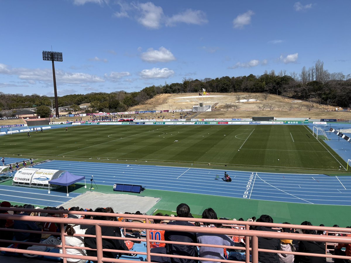 ma0sait0's tweet photo. 降格を実感させてくれる規模のスタジアムで良い https://t.co/EVkc5l3yKZ