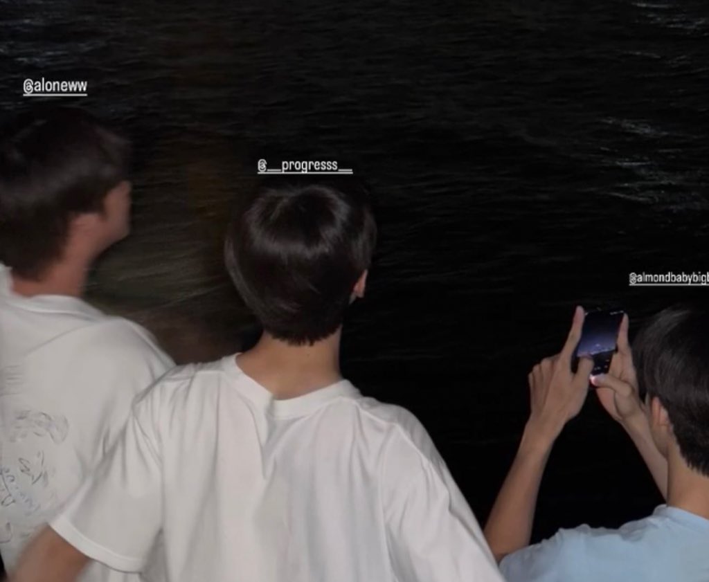 โก๋ 1 มาจากถ่ายอันนี้ปะ 
แล้วแวบแรกคือเหมือนมากก จนต้องคุยกับน้องให้ช่วยดู 🤣🤣 มันโซ๊ะเกิน ยัยหมวยเกรส