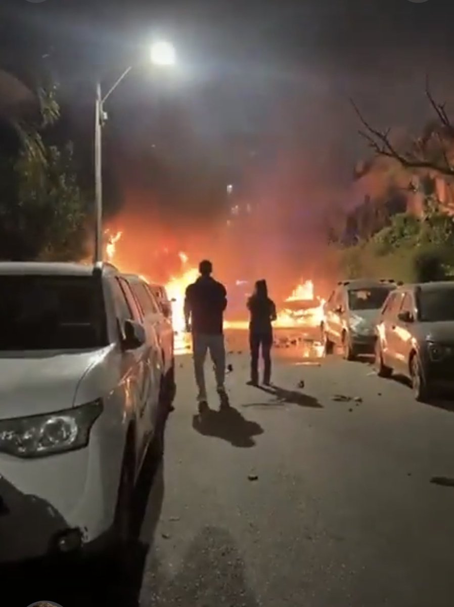 RaoAthar's tweet photo. Tel Aviv burns after #Iran missiles land
#Israel #US #IranIsraelWar https://t.co/ho4TVpmW8p