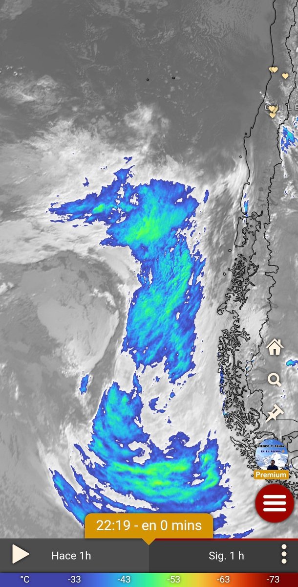 EdoWeatherman's tweet photo. ACTUALIZACIÓN ALERTA POR LLUVIAS ABUNDANTES QUE PUEDEN SER EXTREMAS DESDE MAULE AL SUR.

Este sábado comienza la fuerte lluvia del sistema frontal que se potenciará gracias a un río atmosférico categoría 3-4 que le dará humedad y con ello se generarán lluvias intensas concentradas en breves periodos, además este evento trae viento moderado-fuerte, probables tormentas eléctricas y una isoterma elevada sobre 3000 msnm en la zona centro-sur.

Detalles.
1. Lo más intenso en el sur será este sábado y hasta el domingo, luego el evento se concentrará en Biobío, para llegar con fuerza a Ñuble y parte de Maule la tarde-noche del domingo. Es importante mencionar que la lluvia se concentrará en sectores interiores y precordilleranos de estas regiones.
El lunes lloverá con fuerza en Maule, alcanzando la costa de O'Higgins y la parte sur de Valparaíso por la tarde-noche, con precipitaciones y posibles tormentas eléctricas. Los sectores interiores de estas regiones y gran parte de la región Metropolitana, esperan solo algunos chubascos.

2. Los montos más altos se darán en la parte sur de Maule y en interior de Ñuble, con sectores que pueden superar los 150-200 mm en 24 horas. Cabe señalar que gran parte de esta lluvia caerá en periodos breves, por lo que son probables flash flood o inundaciones repentinas, además de aluviones por la isoterma elevada.

3. Desde Biobío al sur la cantidad de agua se moverá entre 50-80 mm, pudiendo ser mayor a 100 mm en interior. También caerá mucha agua en breves periodos. 

4. El tramo norte de Maule espera 30-60 mm, mientras la costa de O'Higgins 15-35 mm y la provincia de San Antonio 5-20 mm, pero esto puede variar ya que pueden registrarse tormentas eléctricas en estos sectores y aumentar cantidad de agua caída.

5. Factor piscina cálida. El sistema frontal se moverá sobre aguas anormalmente cálidas, esto podría entregar más humedad y potenciar el evento, por lo tanto hay que tener presente este aspecto por si cae más agua de lo proyectado o el evento alcanza sectores donde se ven solo chubascos. 

Seguiré actualizando la información ya que es un evento que puede seguir variando.
Recuerde, aquí no se alarma, aquí se informa y PREVIENE.