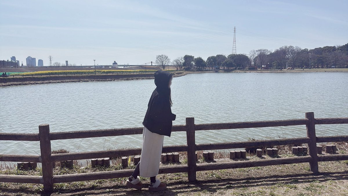 yuyuchan111111's tweet photo. STUDDED ZIP HOODIEですっぴんボサ髪湖畔おさんぽをする🦆✿

#damechance https://t.co/YjLidWdr0C