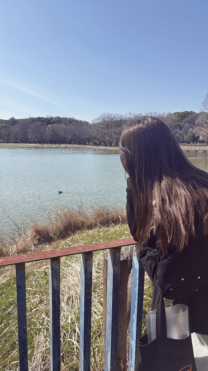 yuyuchan111111's tweet photo. STUDDED ZIP HOODIEですっぴんボサ髪湖畔おさんぽをする🦆✿

#damechance https://t.co/YjLidWdr0C