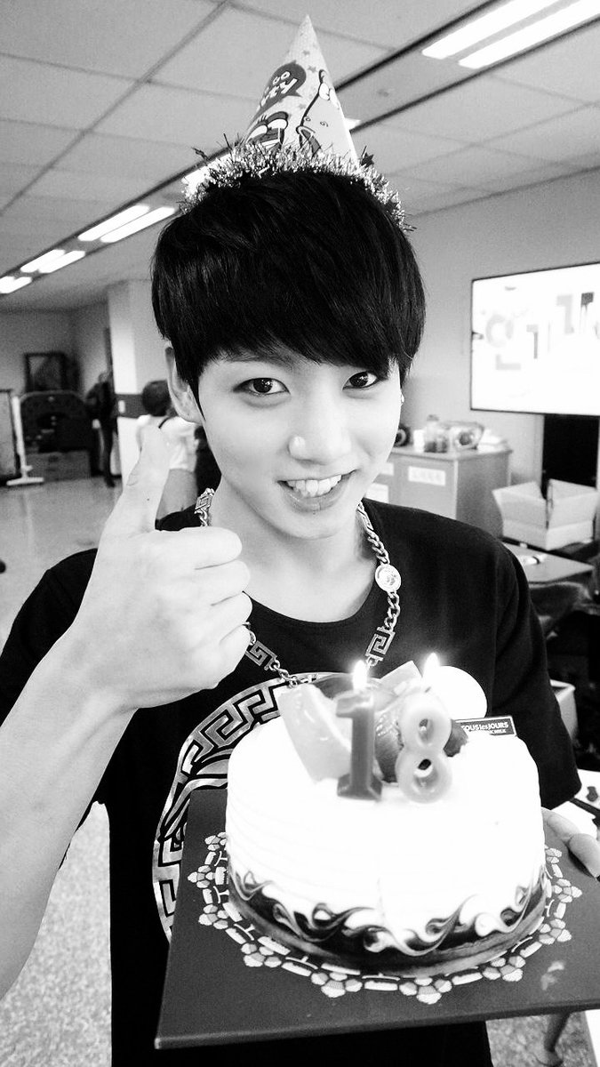 CHAVESSQD's tweet photo. Quais são as duas cores das velinhas do jungkook ? https://t.co/PzdgmeBlkS