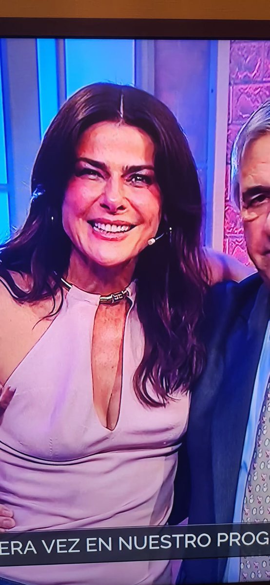 Iba a ver #detrasdelmuromega pero está la Tonka ... esta delicuente que debería estar presa. Ni kgando lo veo.