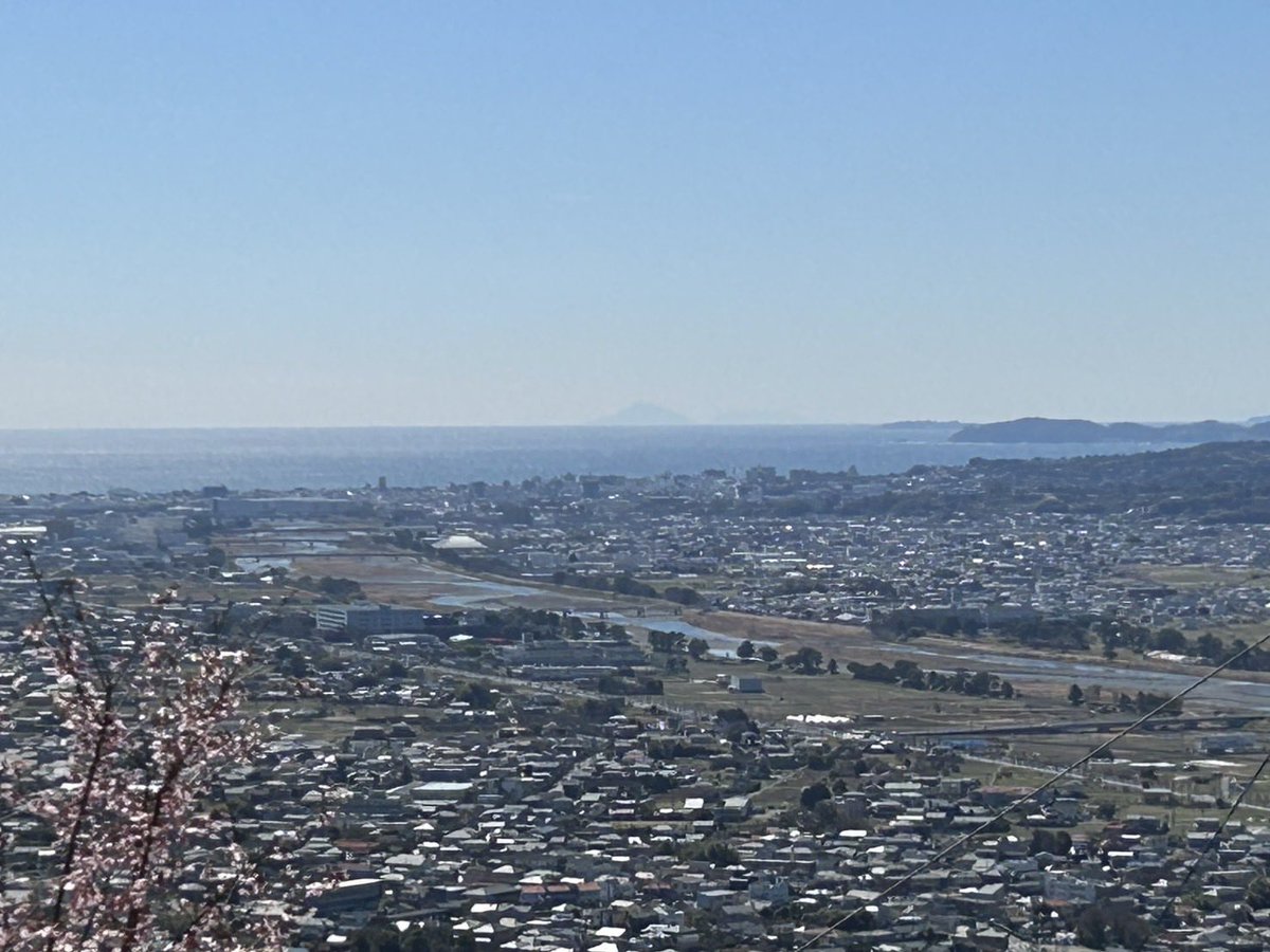なんと今日は伊豆大島だけでなく、利島、新島まで見えます。

#あぐりパーク嵯峨山苑 #菜花まつり