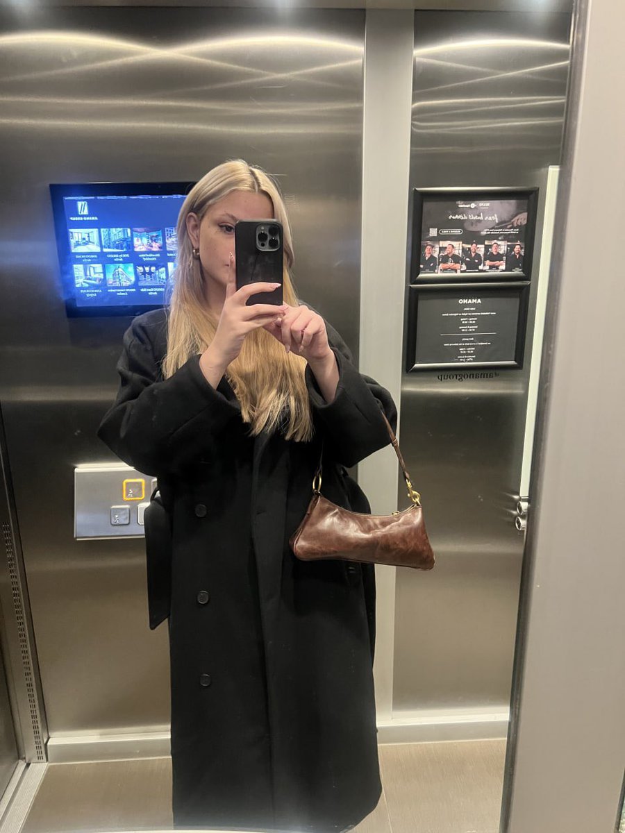 Molly3AfterDark's tweet photo. all i'm thinking is ur hands all over my body instead of this lame ass coat 😔 https://t.co/gZgQlV6WGY