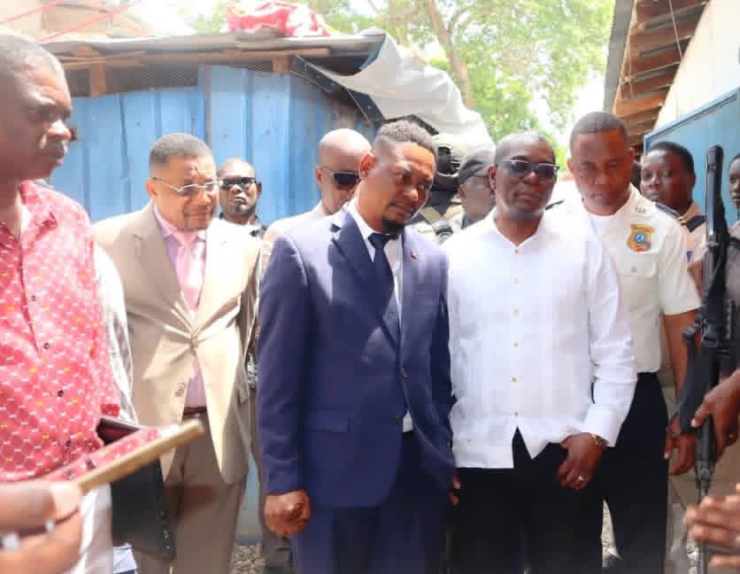 Le #Ministre des Affaires Sociales et du Travail, #Marc-Élie #Nelson, s’est rendu, hier jeudi 12 mars 2026, au camp de personnes déplacées installé par #Médecins #Sans #Frontières à Delmas 33. Il était accompagné du #Directeur #Général du Fonds d’Assistance Économique et Sociale