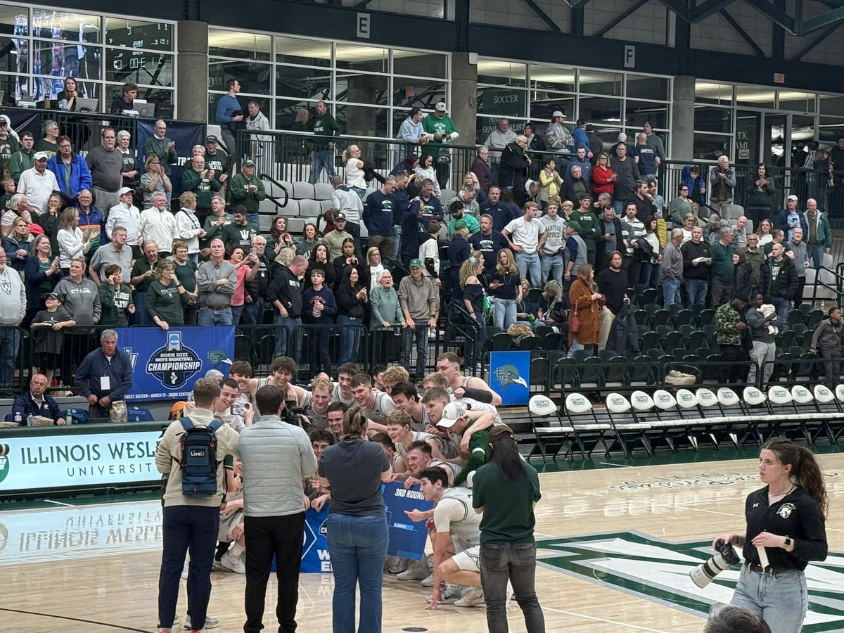alex2634_'s tweet photo. Elite 8 bound. #d3hoops https://t.co/OtglQtxdxR
