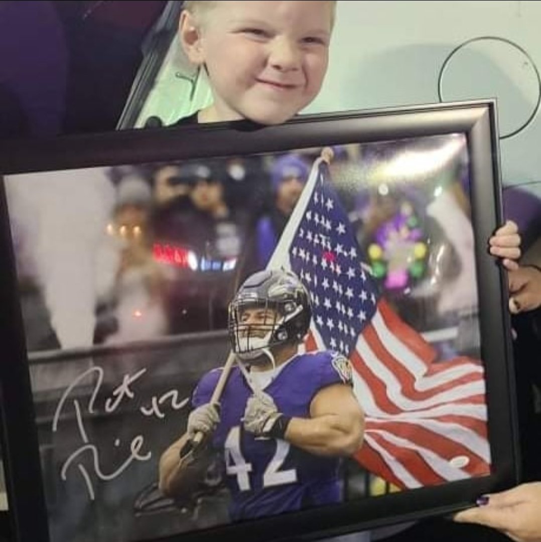 ThatRadChick102's tweet photo. Man this one hurts.5 years ago Jameson met Pat for the first time♡ Anytime one of our friends did a signing, Jameson HAD to go. @PRic508 thank you for the many memories! You will always be Superman to my little guy. We are going to miss seeing you, but we wish you nothing best♡ https://t.co/Y7bKv0kbyr