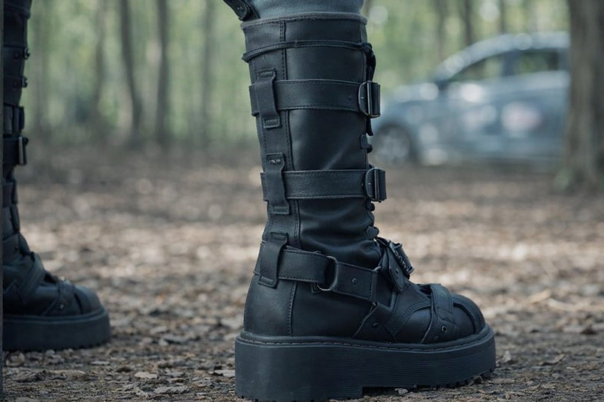dodginshots's tweet photo. @TimSweeneyEpic here is a character that has one of the coolest boots of all characters X-23.  She needs  (upgrades) &amp; this would certainly sell in the item shop.  Also “sneakers” are cool but we the community need boots long enough to cover up default boots or be able to remove. https://t.co/dzKpEMcMdK