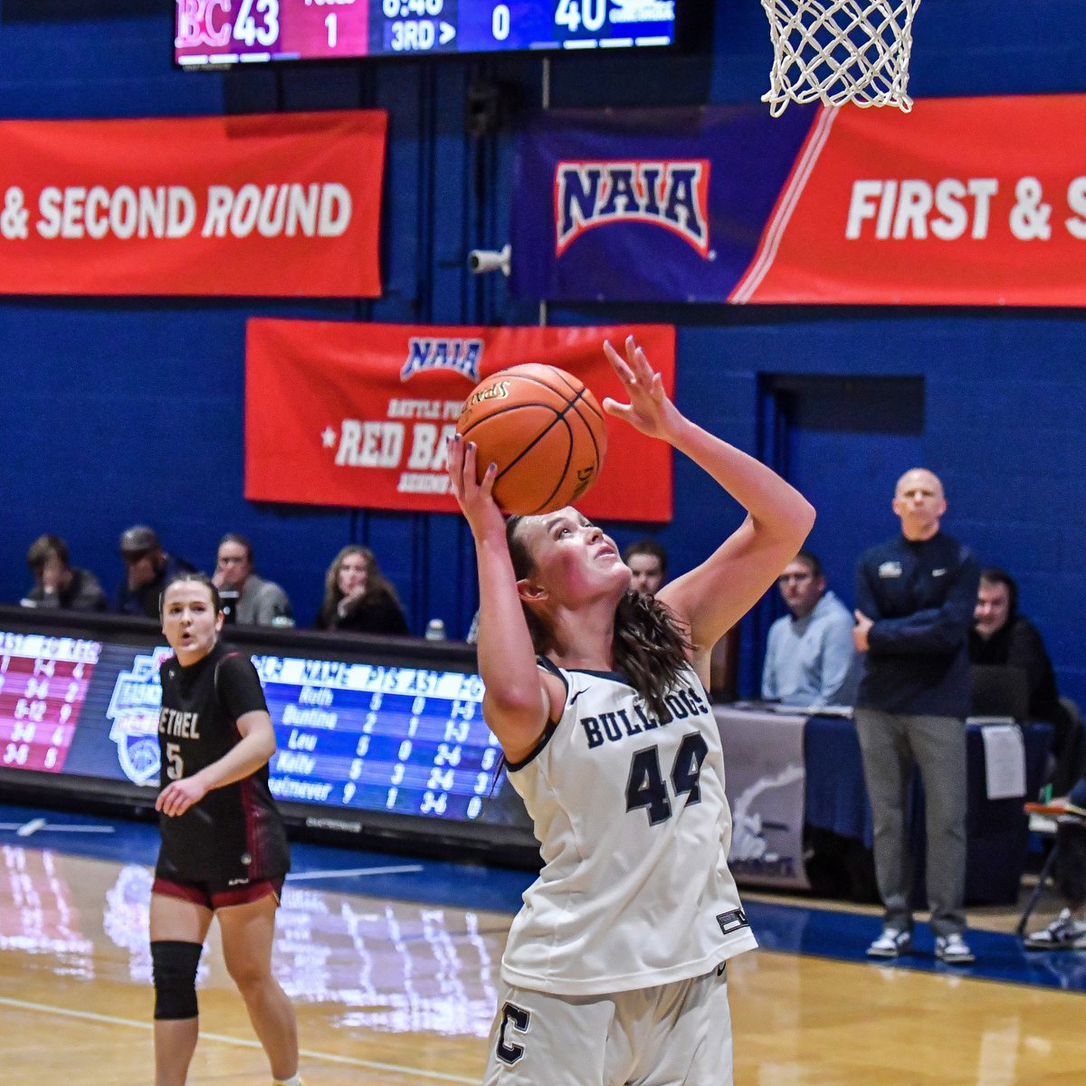 cunebulldogs's tweet photo. NAIA RD1 🏀 | Media Timeout. Dawgs and Threshers remain tied deep in the third. Vieselmeyer has 9 in the quarter. 

(13) CUNE 47, BC 47 | 3:28 3Q https://t.co/B9UnFTIEvX