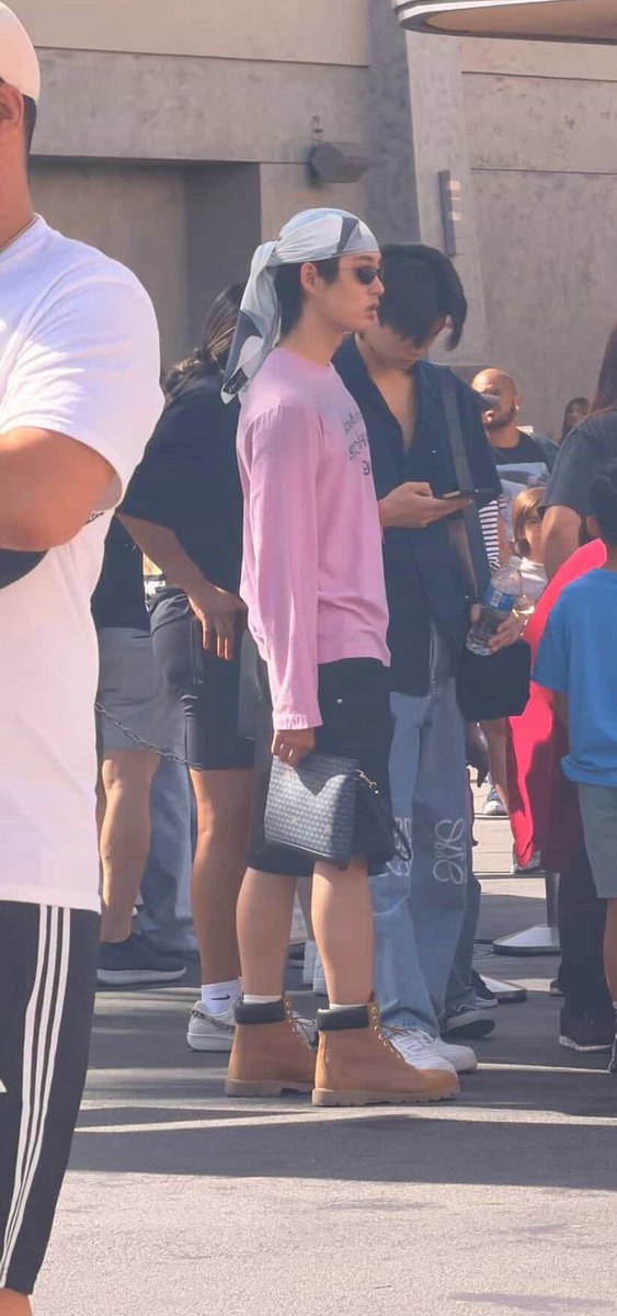 You look super handsome today. The casual style 🩷 makes you even more attractive.😍
#est_rvp
Cr pic autumn