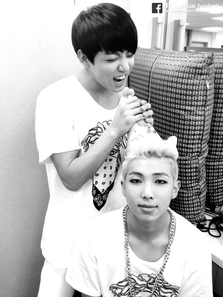 CHAVESSQD's tweet photo. Qual é A cor do chapéu do namjoon? https://t.co/v84ysCRFFu