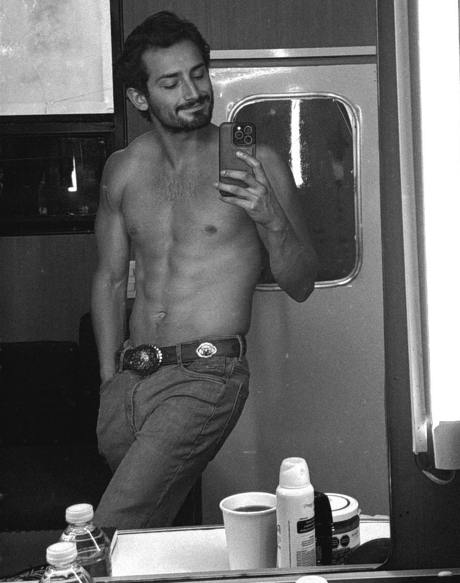shirtless tweet media