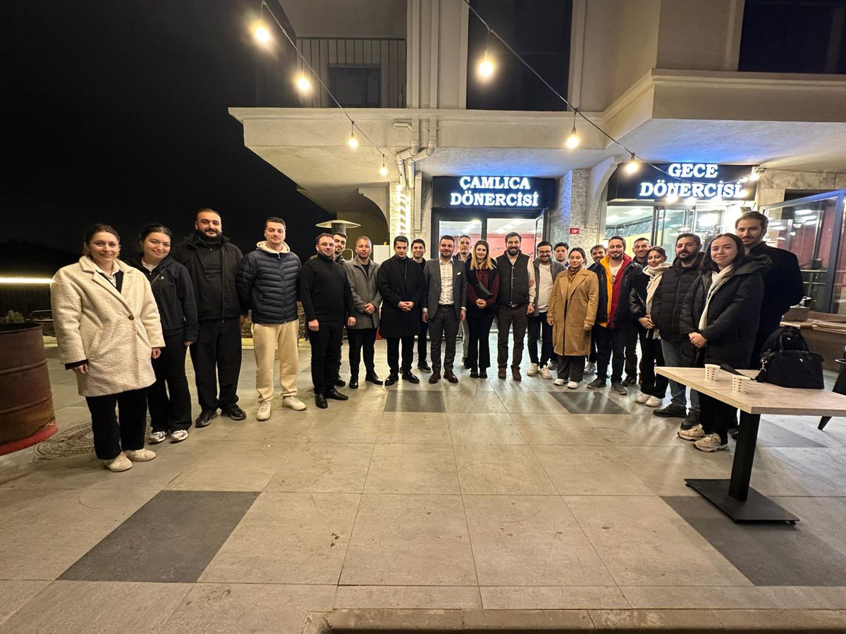 Sahur soframızda, Beylerbeyi Mahalle Başkanımız Doğancan Ay’ın ev sahipliğinde, İlçe Başkanımız Berk Tütüncü, İl Başkan Yardımcımız Aydın Yıldırım ve Gençlik Kolları Yöneticilerimizle bir araya geldik.

Ramazan’ın bereketini, dayanışmanın sıcaklığını ve örgütümüzün birlik ruhunu