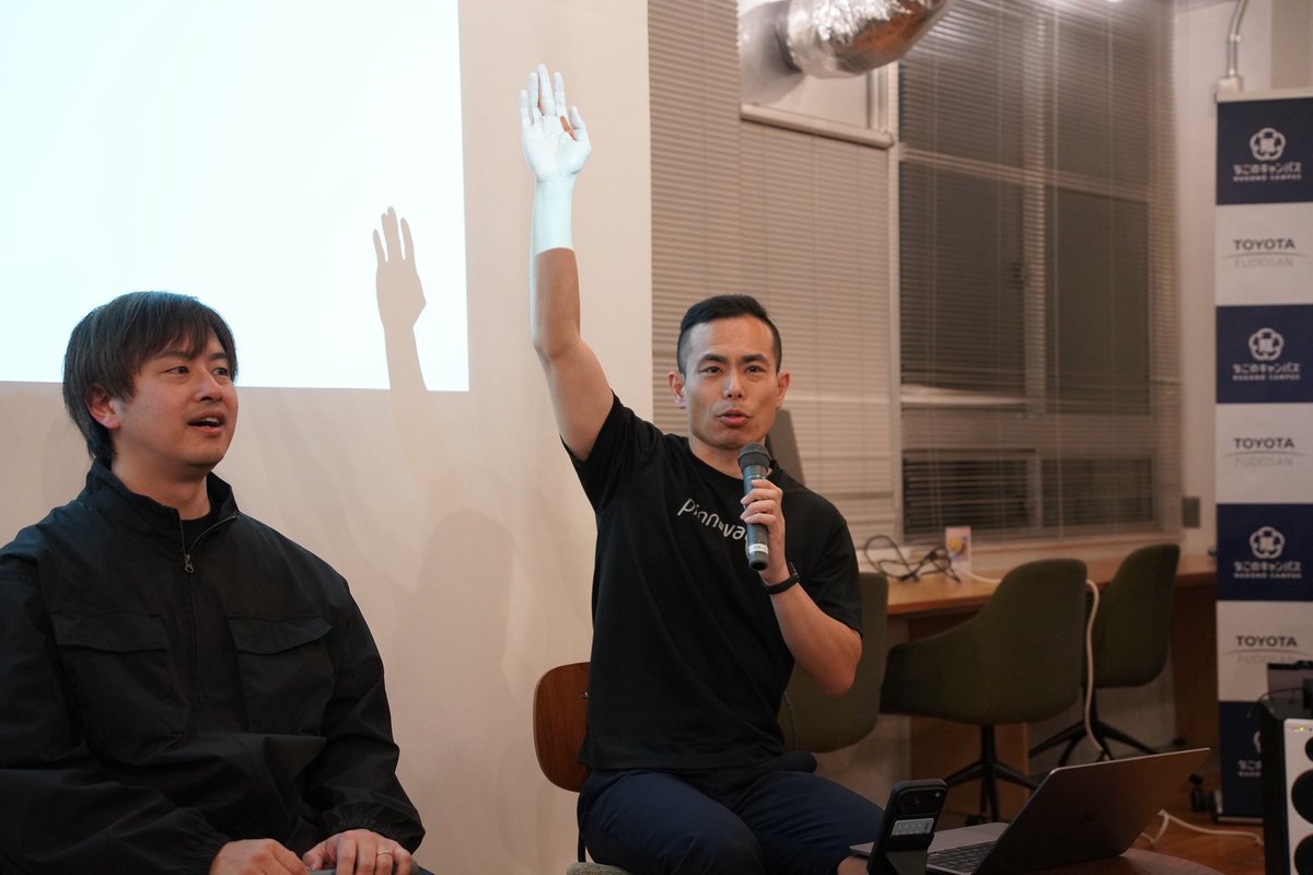 makethingsfun's tweet photo. 生成AIのイベントにモデレーターとして登壇しました。本来自分が語りたいのですが、グッと我慢して(笑)スピーカーの言葉を会場全体に伝わるように自分の解釈を付け加えたりして即興で全体感を考えながらセッションを組み立てるのは楽しいですね。
写真はモデレーターのくせに一番ふてぶてしい態度の私 https://t.co/mwqUUixrLB
