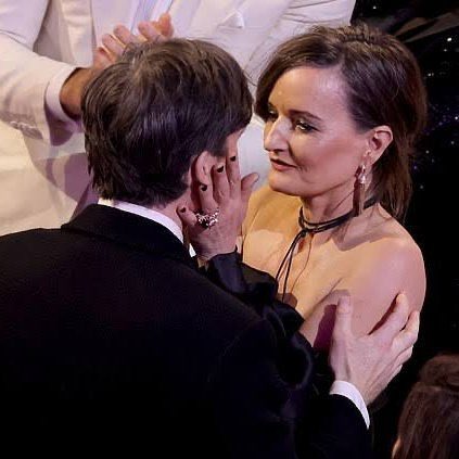 Cillian Murphy habla sobre algo en lo que su esposa siempre tiene razón:

“Vaya, tiene razón en casi todo. Las mujeres son infinitas en su sabiduría. Siempre he pensado que las mujeres tienen una comprensión más instintiva del bien y del mal, y de cómo funciona el mundo.”