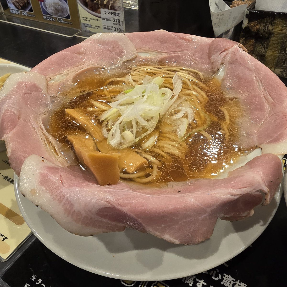 dongwoninflu's tweet photo. 【ラーメン大戦争 －THE RAMEN WAR－ せんば心斎橋店】大阪グルメ5周年記念イベント　3月13日〜14日　2日間
半額イベントで関西だし醤油ラーメン ピストル490円
食べてみた
インスタに投稿すると　次回使えラーメン半額券もらえる！
詳細⬇️
https://t.co/Ce0IyIGntJ
📍大阪市中央区南久宝寺町3丁目3-6 https://t.co/K4HHuUeajr