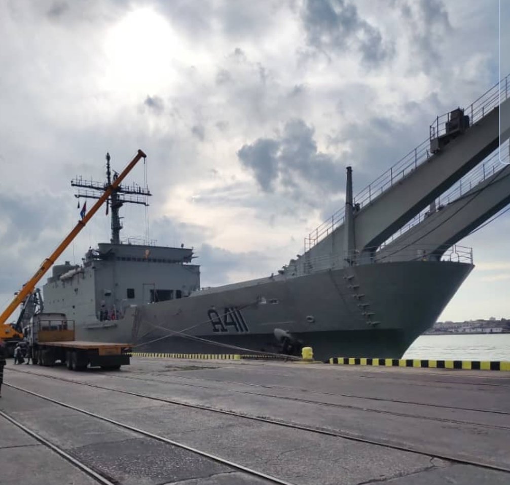 En el contexto de las relaciones de amistad y cooperación que caracterizan el diálogo entre #Cuba y #México, se recibió este viernes en el puerto de #LaHabana el cuarto cargamento de ayuda solidaria enviado por el gobierno y el pueblo de México. #CubaNoEstáSola #TransporteCuba