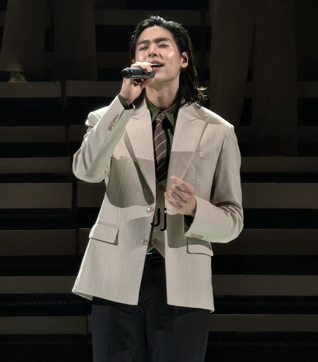 sirix1994's tweet image. ขอชมคอสตูมเมื่อวาน ไม่มีชุดไหนเลยที่ไม่หล่อ หล่อพอดีตัวเหมาะสมทุกชุด ไร้ที่ติ หน้าผม เครื่องหน้า เครื่องแต่งกาย ไปมาทุกคอน เห็นด้วยเลยว่าคอนนี้บิวกิ้นโครตจะหล่อ เป็นคอนชายหนุ่มมีเทส   old money
#BILLKIN_FEELQUENCY_D1
#billkin 
#billkinFEELQUENCY