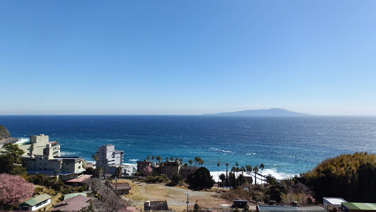 Hama_Dolphin's tweet photo. 伊豆の海がコバルトブルー。 https://t.co/q2lT135BaJ