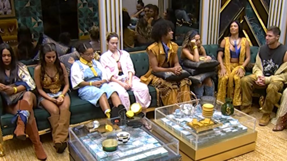 Dantinhas's tweet photo. A Ana Paula de pijama na sala #BBB26 https://t.co/5b8R24V0EL