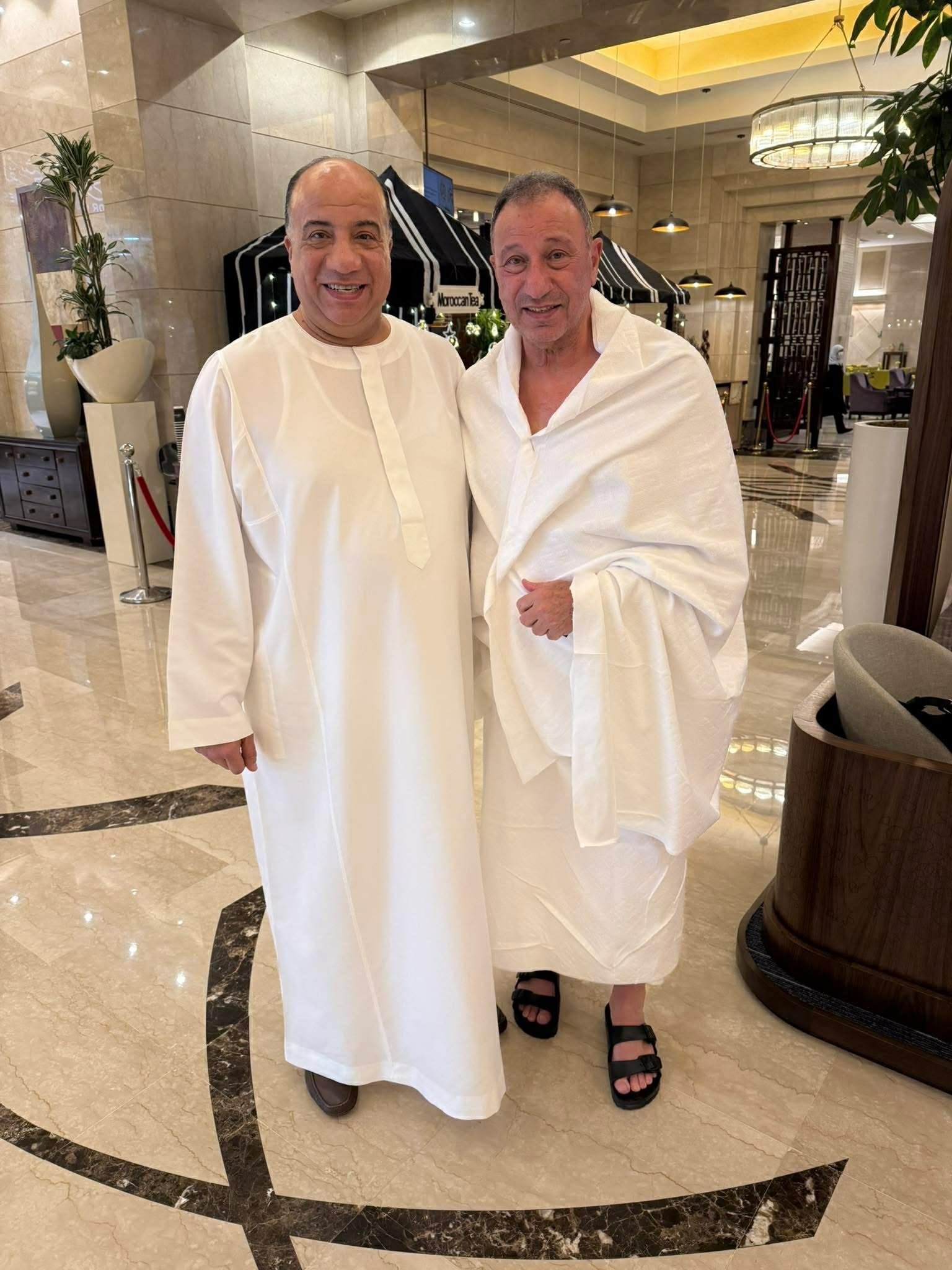 بملابس الإحرام.. محمود الخطيب رئيس النادي الأهلي رفقة النائب محمد مصيلحي رئيس نادي الاتحاد السكندري السابق خلال أداء مناسك العمرة 