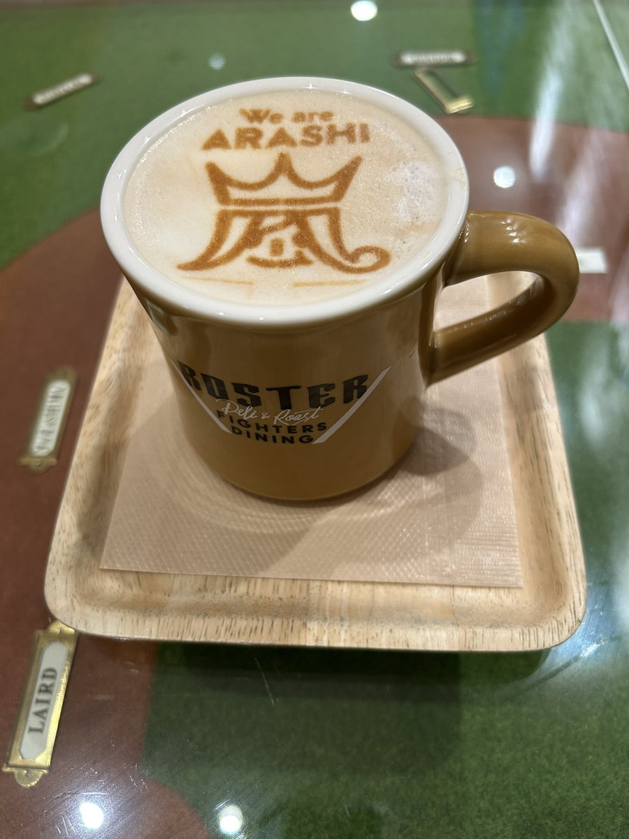 新千歳にいるアラシックのみなさん💜💙💚❤️💛 ファイターズカフェで