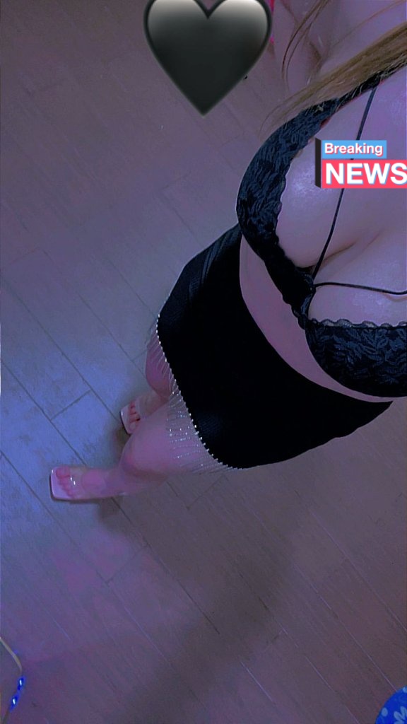 ROohi HotWifey tweet media