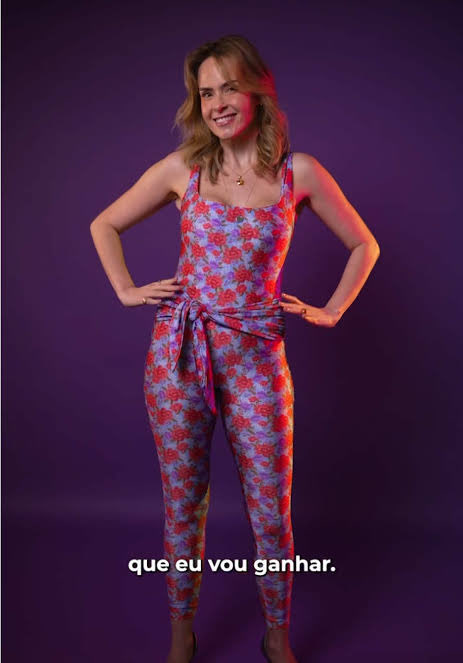 Steve_Banannon's tweet photo. O foda de Ana Paula reclamar da roupa dada pela produção é que ela normalmente  se veste assim: https://t.co/OijlkwekAn