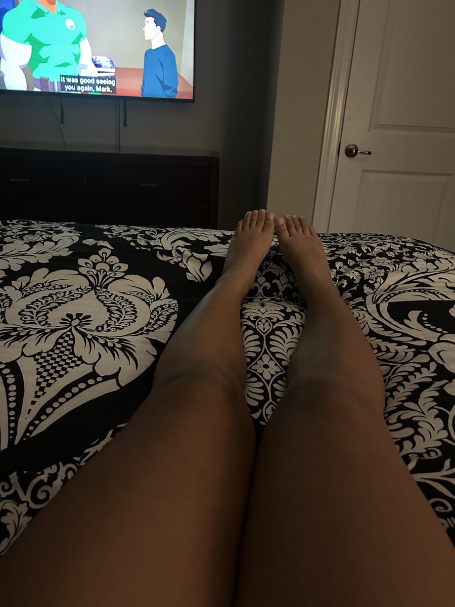 Sugar_Apple33's tweet photo. Thick thighs small feet #feet #selling looking for someone to spoil and worship me https://t.co/X1jIlcPV6p
