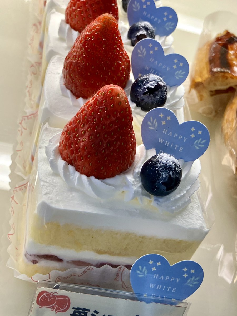 commedessert10's tweet photo. ハッピーホワイトデー🩵
今日のショートケーキは大きめの苺をのせてホワイトデー仕様です🩵
既に品薄なので頑張って追加中💦
ケーキの品数増やすまで少しお時間ください〜 https://t.co/LGUuRb6pS8
