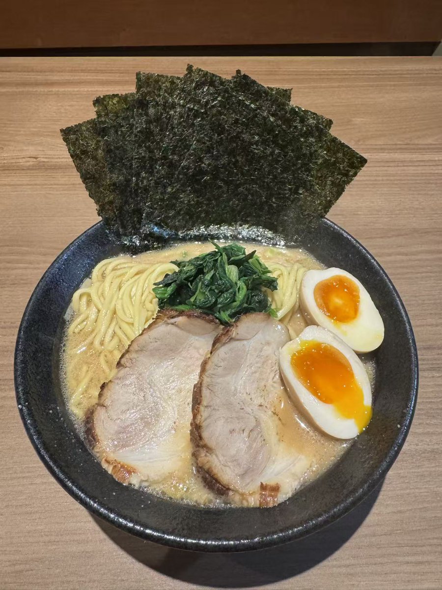 おはようございます。

今日は1オペです、お時間掛かる場合がございますが、1杯1杯心込めて作っていきます、
宜しくお願い致します。

ラーメン鶴　開！！！！