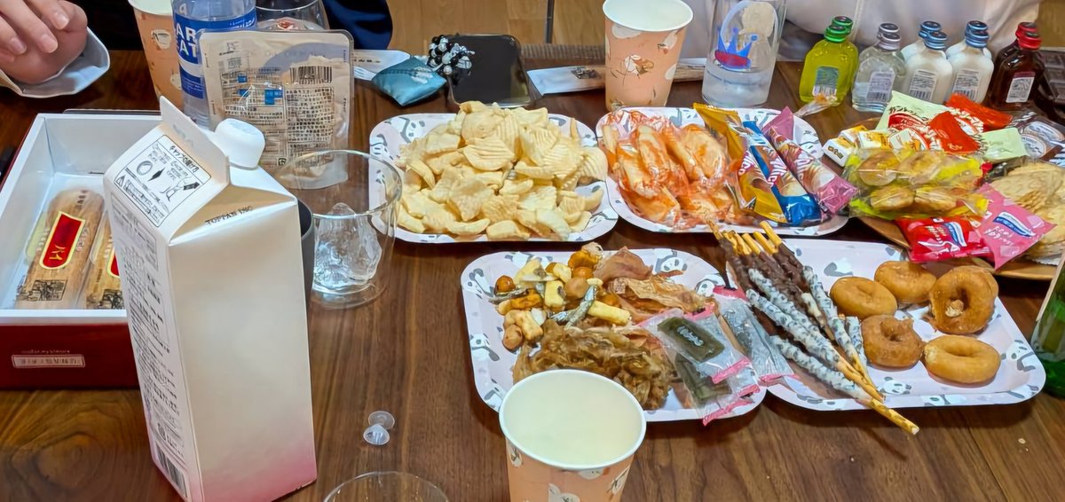 neru_pbluv's tweet photo. 無事にお菓子パーティー終わりました！パーティー後にご飯食べに行った✌ https://t.co/izZkWewf3T