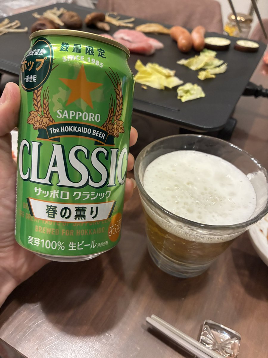 Hal04060251's tweet photo. 昨日は職場で卒業式でした。
めちゃ疲れたけど、次の新入生の受け入れも忙しいので結構遅くまで頑張った。

お疲れ様ー！
の焼肉。。

スーパー行ったら、クラシックの春の味が出てたので買ってみました🌸

早くあったかくならないかな^_^

#春の訪れ 
#焼肉
#札幌クラシック
#春の薫り
#お疲れ様 https://t.co/1f590wUMTG