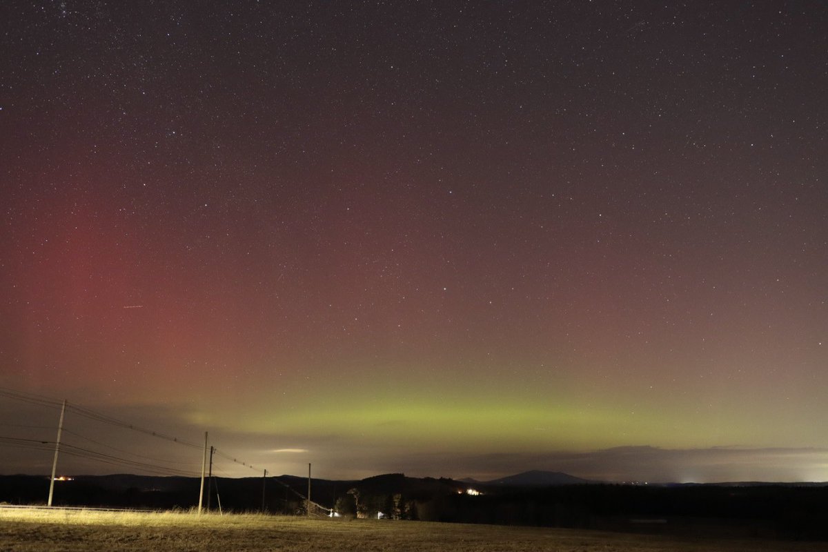 The northern lights made a brief appearance here in Massachusetts tonight #mawx