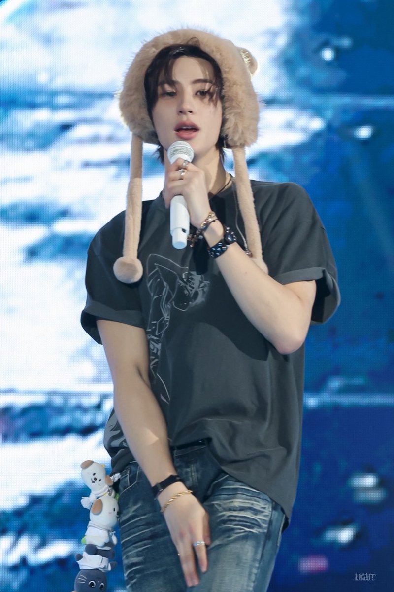 𝐋𝐈𝐆𝐇𝐓 tweet media