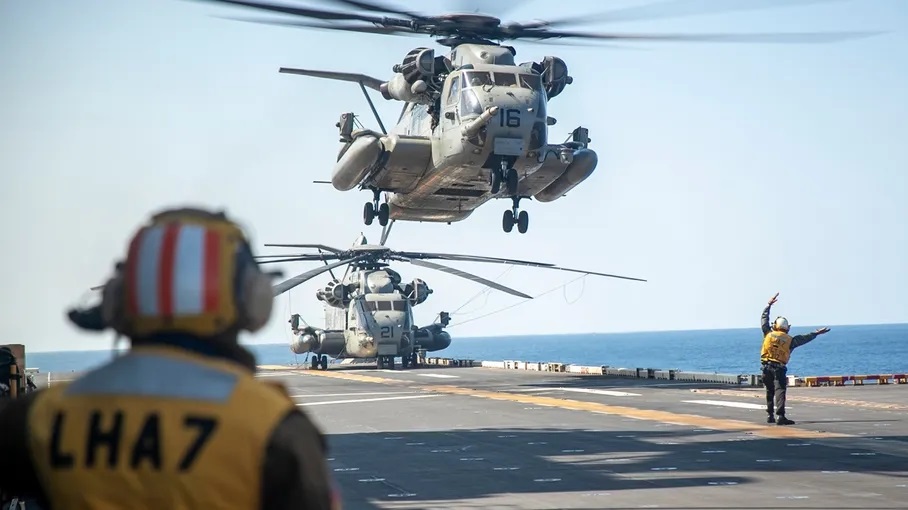 "البنتاغون" تدفع بنحو 5 آلاف عنصر من المارينز وسفن حربية للمنطقة 