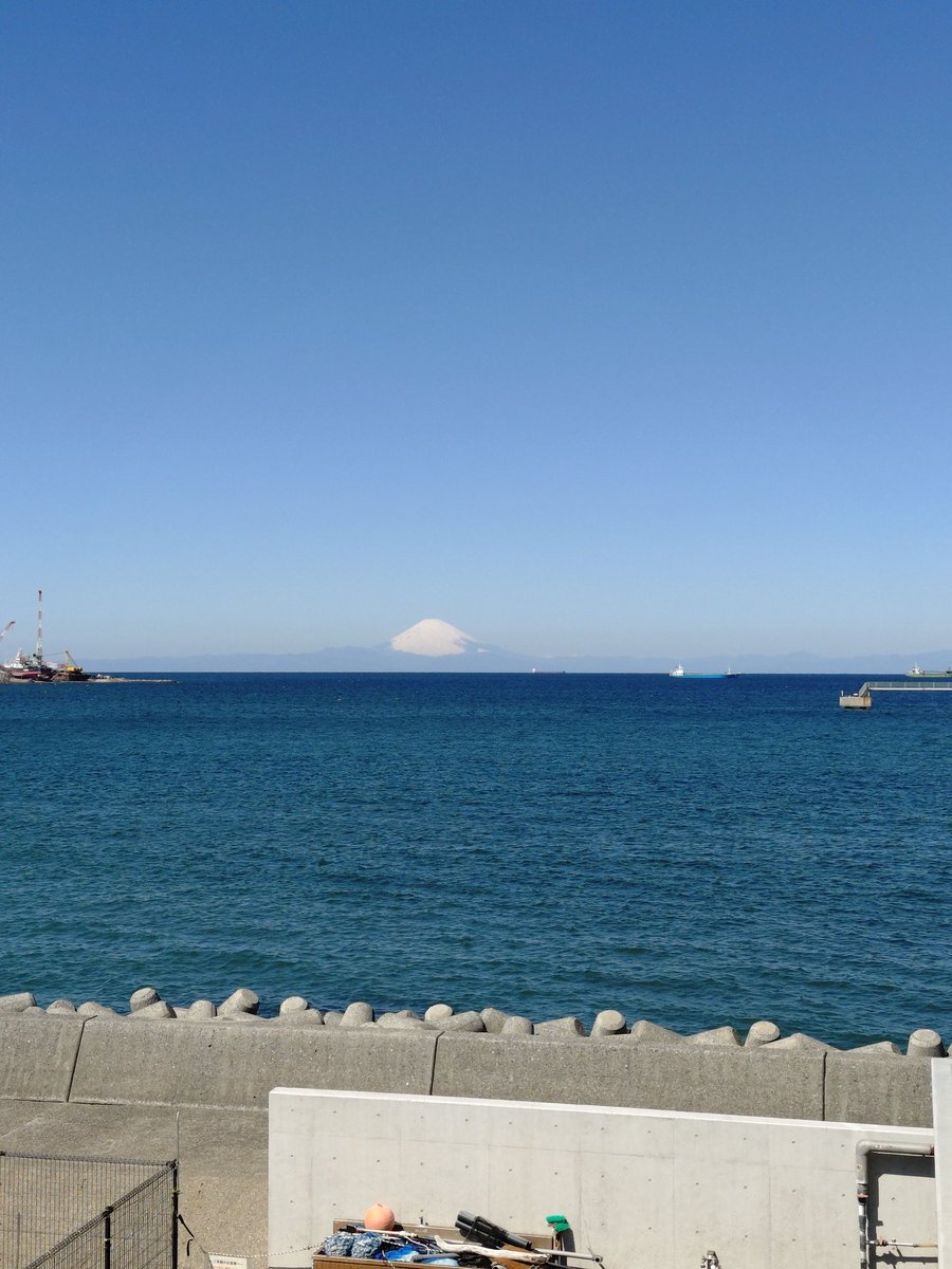 peroperosanpo's tweet photo. 館山港
富士山くっきり https://t.co/Mm8a0Hg2Qj
